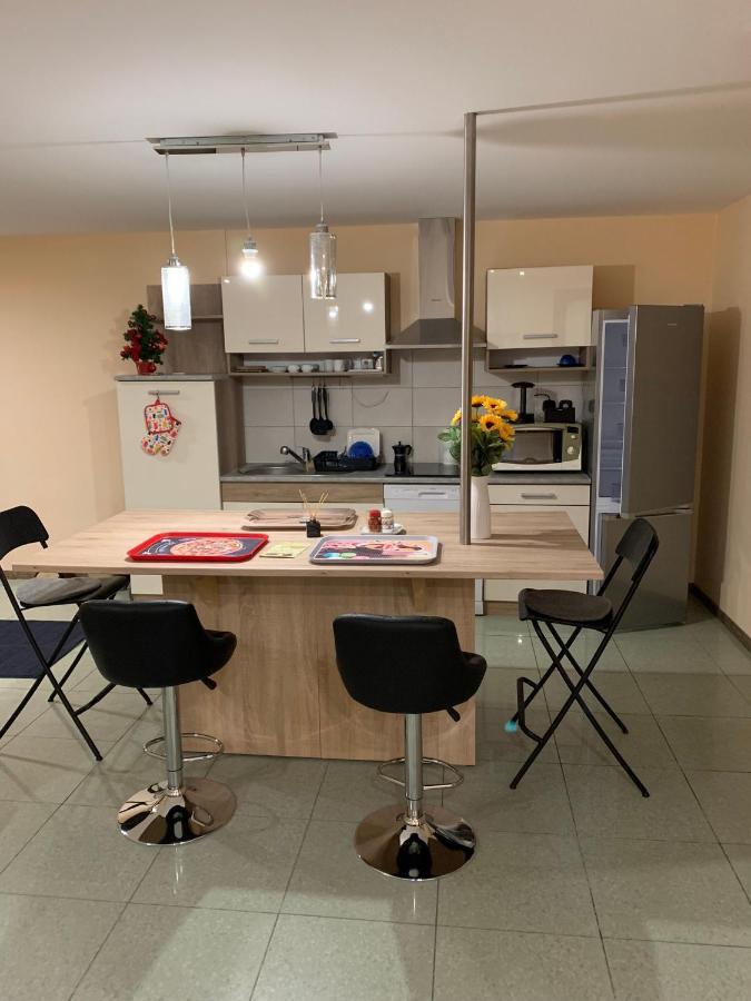 Ferienwohnung Deli Terasz B Apartman Free Parking, Self-Check-In Anytime Győr Exterior foto