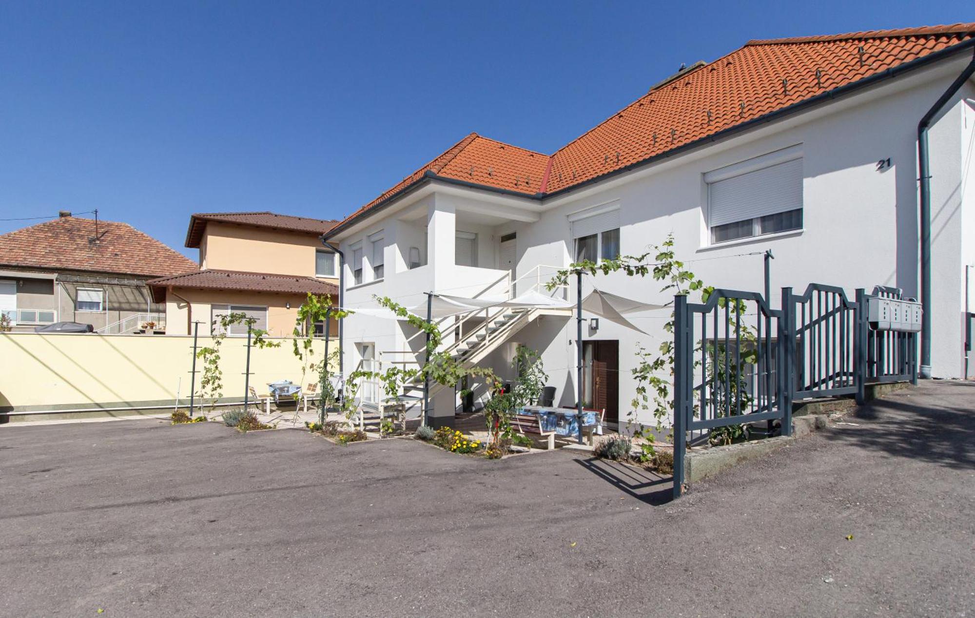 Ferienwohnung Deli Terasz B Apartman Free Parking, Self-Check-In Anytime Győr Exterior foto